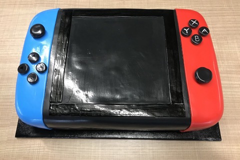 ちょっと可愛い？Nintendo Switchそっくりのケーキが公開！―スイッチ版『Rocket League』発売記念に 画像