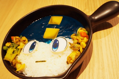 目の覚めるようなブルー！『ロックマン』コラボカフェで“青いカレー”や“青いピザ”を食べてきた 画像