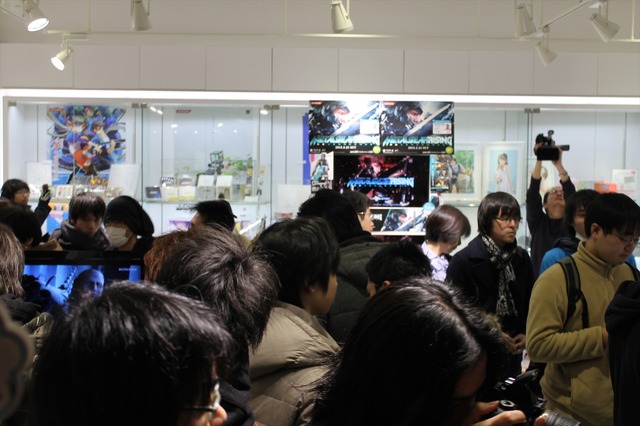 開店前から行列も！遂に発売した『METAL GEAR RISING』販売店舗の様子をお届け