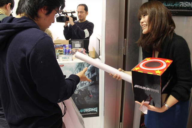 開店前から行列も！遂に発売した『METAL GEAR RISING』販売店舗の様子をお届け