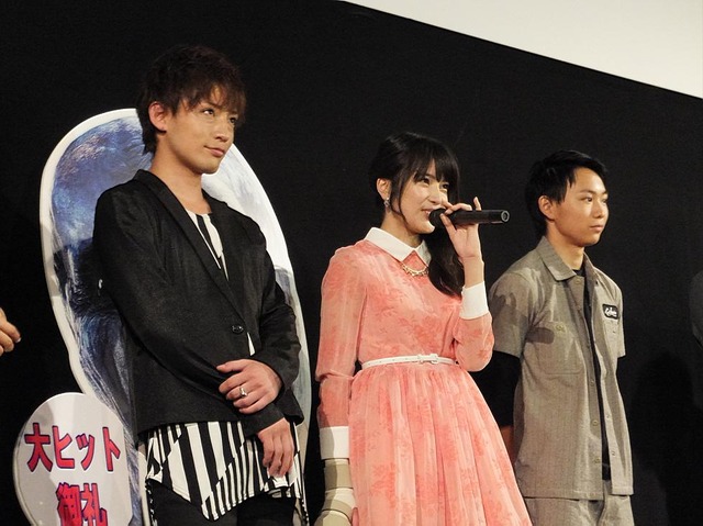 劇場版「青鬼」の舞台挨拶にて、AKB48・入山杏奈の笑顔が飛び出す ─ 「7000人だと立ち見がいっぱいですね」