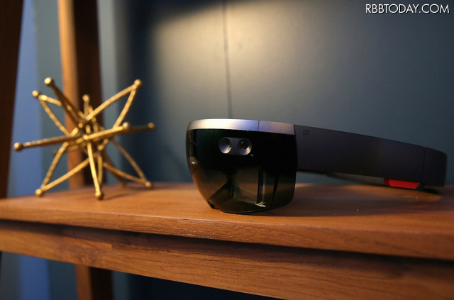 Microsoftのヘッドマウントディスプレイ「HoloLens」（c）Getty Images