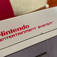 国内ではほとんど情報が無い海外版ファミコン「NES」の不思議な世界─ソフトの入れ方すら異なる“別物”っぷり!生粋のマニアがその魅力を語る