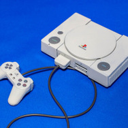 バンダイ2/5「プレイステーション(SCPH-1000)」プラモレビュー……基板まで再現したゲームハードのプラモデルの魅力とは？【ゲーム系プラモって実際どう?】