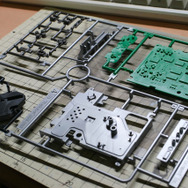 バンダイ2/5「プレイステーション(SCPH-1000)」プラモレビュー……基板まで再現したゲームハードのプラモデルの魅力とは？【ゲーム系プラモって実際どう?】