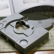 バンダイ2/5「プレイステーション(SCPH-1000)」プラモレビュー……基板まで再現したゲームハードのプラモデルの魅力とは？【ゲーム系プラモって実際どう?】