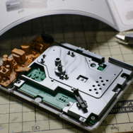 バンダイ2/5「プレイステーション(SCPH-1000)」プラモレビュー……基板まで再現したゲームハードのプラモデルの魅力とは？【ゲーム系プラモって実際どう?】