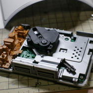 バンダイ2/5「プレイステーション(SCPH-1000)」プラモレビュー……基板まで再現したゲームハードのプラモデルの魅力とは？【ゲーム系プラモって実際どう?】