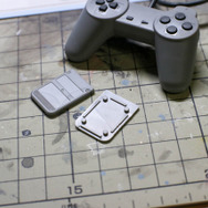 バンダイ2/5「プレイステーション(SCPH-1000)」プラモレビュー……基板まで再現したゲームハードのプラモデルの魅力とは？【ゲーム系プラモって実際どう?】