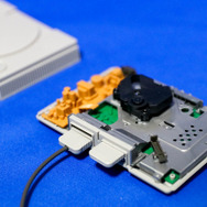 バンダイ2/5「プレイステーション(SCPH-1000)」プラモレビュー……基板まで再現したゲームハードのプラモデルの魅力とは？【ゲーム系プラモって実際どう?】