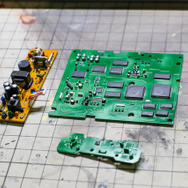 バンダイ2/5「プレイステーション(SCPH-1000)」プラモレビュー……基板まで再現したゲームハードのプラモデルの魅力とは？【ゲーム系プラモって実際どう?】