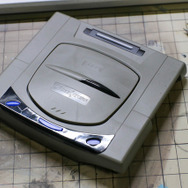 バンダイ2/5「セガサターン」プラモレビュー……90年代ゲームハードが模型として蘇る【ゲーム系プラモって実際どう？】