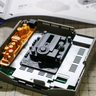 バンダイ2/5「セガサターン」プラモレビュー……90年代ゲームハードが模型として蘇る【ゲーム系プラモって実際どう？】