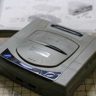 バンダイ2/5「セガサターン」プラモレビュー……90年代ゲームハードが模型として蘇る【ゲーム系プラモって実際どう？】