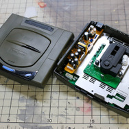 バンダイ2/5「セガサターン」プラモレビュー……90年代ゲームハードが模型として蘇る【ゲーム系プラモって実際どう？】