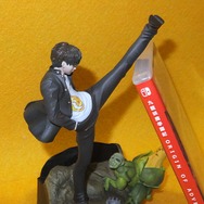 『九龍妖魔學園紀 OOA』限定版のスマホスタンドに、今井秋芳作品を立てかけてみた！ 皆守甲太郎は、PS『外法帖』限定版を支えられるのか？