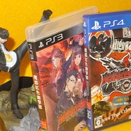 『九龍妖魔學園紀 OOA』限定版のスマホスタンドに、今井秋芳作品を立てかけてみた！ 皆守甲太郎は、PS『外法帖』限定版を支えられるのか？