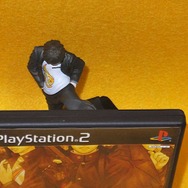 『九龍妖魔學園紀 OOA』限定版のスマホスタンドに、今井秋芳作品を立てかけてみた！ 皆守甲太郎は、PS『外法帖』限定版を支えられるのか？