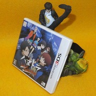 『九龍妖魔學園紀 OOA』限定版のスマホスタンドに、今井秋芳作品を立てかけてみた！ 皆守甲太郎は、PS『外法帖』限定版を支えられるのか？