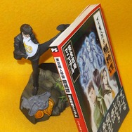 『九龍妖魔學園紀 OOA』限定版のスマホスタンドに、今井秋芳作品を立てかけてみた！ 皆守甲太郎は、PS『外法帖』限定版を支えられるのか？