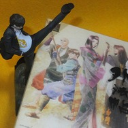 『九龍妖魔學園紀 OOA』限定版のスマホスタンドに、今井秋芳作品を立てかけてみた！ 皆守甲太郎は、PS『外法帖』限定版を支えられるのか？