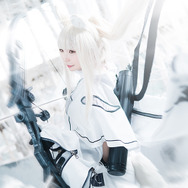 ゆうり@yuuuribbon プラチナ『アークナイツ』／撮影：Tooru（@photooru）