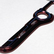 『ゼノブレイド DE』より「神剣モナド」のダイキャスト製メタルチャームが発売中！高級感あふれる化粧箱も付属