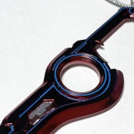 『ゼノブレイド DE』より「神剣モナド」のダイキャスト製メタルチャームが発売中！高級感あふれる化粧箱も付属