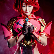 HIKO（@HIKOHIKO_0204）_ホムラ (Pyra) 『ゼノブレイド2』／撮影：孩雅多（@HayatoSK）、衣装・道具 制作：ジークフリート（@siegfried174）