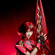 HIKO（@HIKOHIKO_0204）_ホムラ (Pyra) 『ゼノブレイド2』／撮影：孩雅多（@HayatoSK）、衣装・道具 制作：ジークフリート（@siegfried174）
