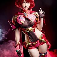 HIKO（@HIKOHIKO_0204）_ホムラ (Pyra) 『ゼノブレイド2』／撮影：孩雅多（@HayatoSK）、衣装・道具 制作：ジークフリート（@siegfried174）
