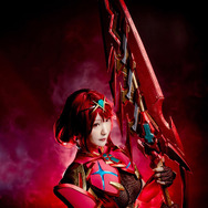 HIKO（@HIKOHIKO_0204）_ホムラ (Pyra) 『ゼノブレイド2』／撮影：孩雅多（@HayatoSK）、衣装・道具 制作：ジークフリート（@siegfried174）