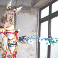 ふつれ（@_futsure_）_ニア『ゼノブレイド2』／撮影：demag（@demagr10）、衣装：サチコ（@sachiko1108）