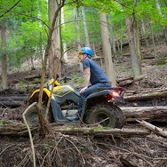 最高にタフなレースゲー『オーバーパス』はどれだけリアル？声優・白石稔と四輪バギーでオフロードを攻めてきた