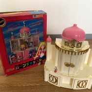 3,000万円を投資したコレクターが語る「セーラームーン」!Vol.5 記念すべきSFC初作品に思わずドキッ!激レアグッズ「ムーンキャッスル」も合わせて紹介