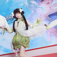 人気の由縁は愛らしさ？97万フォロワーの中国コスプレイヤーがオープンワールドRPG『Revelation Online』のキャラクターで壁ドン！？