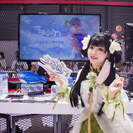 人気の由縁は愛らしさ？97万フォロワーの中国コスプレイヤーがオープンワールドRPG『Revelation Online』のキャラクターで壁ドン！？