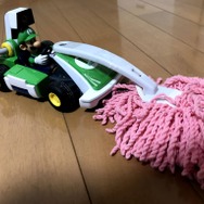 『マリオカート ライブ ホームサーキット』にモップをつけて掃除してみた―そんな…掃除したばかりなのに埃と髪の毛が…！