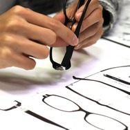 本職を驚かせる『アリスギア』のメガネと、それを完全再現する「執事眼鏡」―満を持してのコラボメガネは如何にして産まれたのか