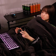 冬の強い味方「ゲーミング毛布「わたタンク」」登場！ コントローラー用のアームホール搭載で、毛布を被ったままゲームライフを満喫