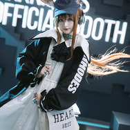 『アークナイツ』アーミヤ（コーデ「新聞配達員」）／撮影：KK-kkkk