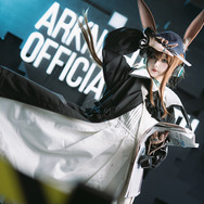 『アークナイツ』アーミヤ（コーデ「新聞配達員」）／撮影：KK-kkkk