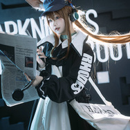 『アークナイツ』アーミヤ（コーデ「新聞配達員」）／撮影：KK-kkkk