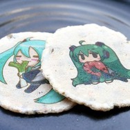 「ミクモバ」×「ヒトカラ」『初音ミク -Project DIVA-』コラボキャンペーン第3弾 ― ネギ入りせんべい当たるかも？