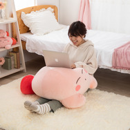 おうち時間を“もちふわカービィ”とプププにリラックス！ 超ビッグサイズの「すやすやフレンド おうちでリラックス カービィ」登場