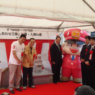 銚子電鉄に、ハドソンが幸せを呼ぶしあわせ三像を寄贈