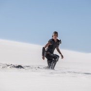 映画「モンスターハンター」地中から”ディアブロス亜種”が強襲！ファンお馴染みの場面を完全再現した最新映像公開