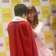 『王様物語』発売記念！2484人の中から選ばれたアルバイト王様の即位式が開催