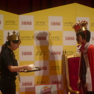 『王様物語』発売記念！2484人の中から選ばれたアルバイト王様の即位式が開催