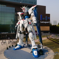 「実物大フリーダムガンダム立像」（C）創通・サンライズ